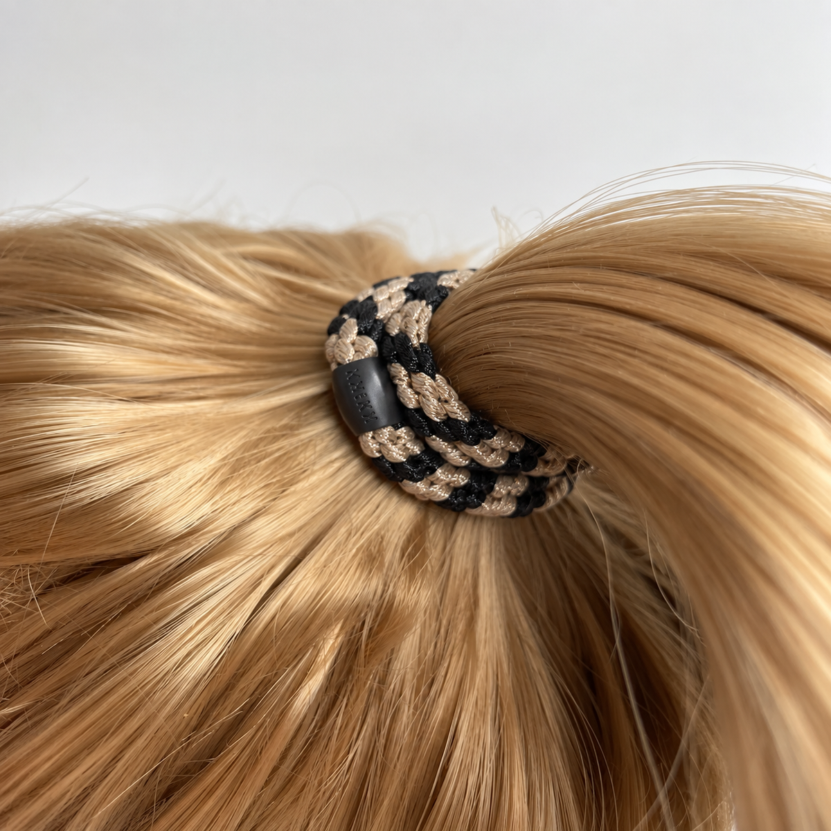 KKNEKKI gumička do vlasů - Black-beige glitter stripe