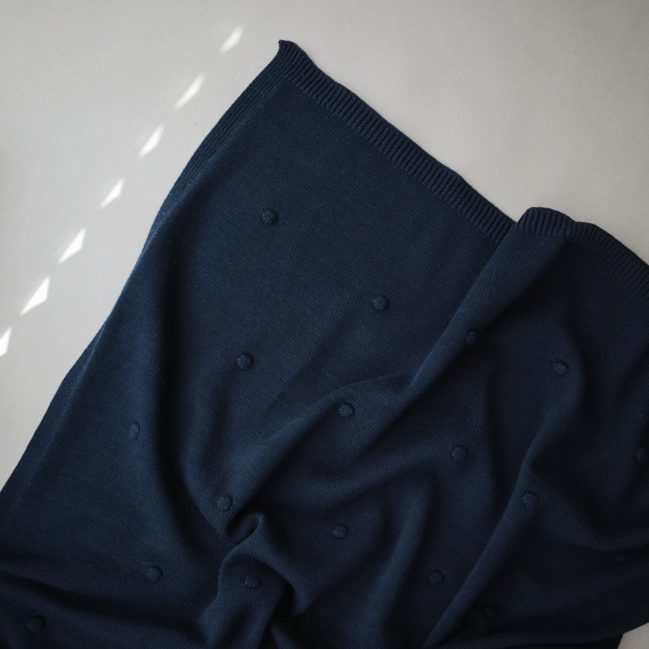 Pletená deka puntíkatá modrá