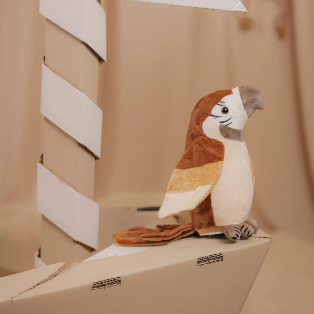 Mrs Ertha mluvící plyšový papoušek Pierre (23 cm)